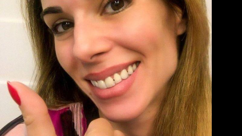 Ana Furtado aparece com sujeira no dente em foto - Foto: Reprodução/ Instagram