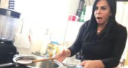 Gretchen se atrapalha na cozinha e coloca a culpa em fantasmas - Foto: Reprodução/ YouTube