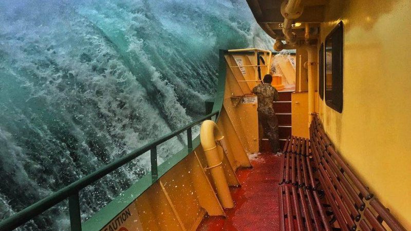 Haig Gilchrist fotografou as ondas atingindo o barco onde trabalha próximo ao porto de Sydney, na Austrália - Foto: Reprodução/ Instagram