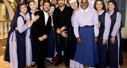 Padre Fábio de Melo posa com o elenco de Carinha de Anjo - Foto: Divulgação/ Lourival Ribeiro/ SBT