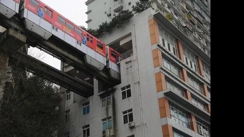 Trem passa por dentro de edifícios em condomínio na China - Foto: Reprodução/ Twitter/ Lilyo19941215