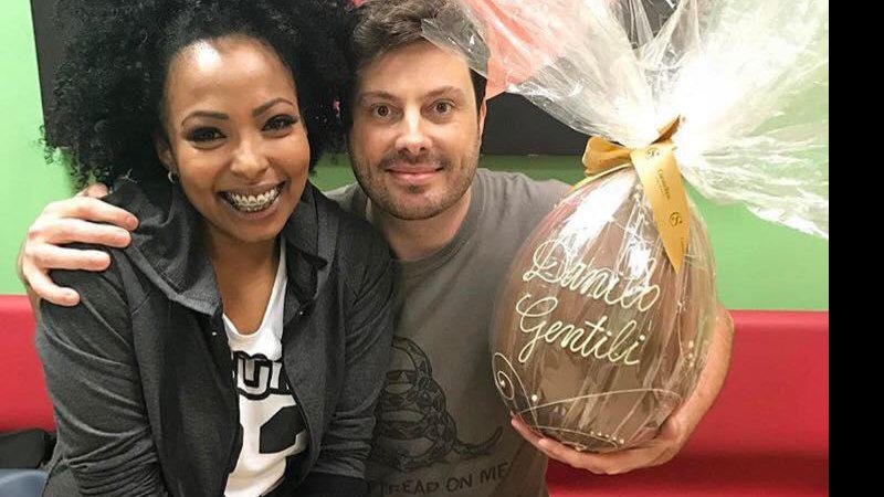 Juliana Oliveira defendeu Danilo Gentili após ser comparada a ovo de Páscoa - Foto: Reprodução/ Facebook