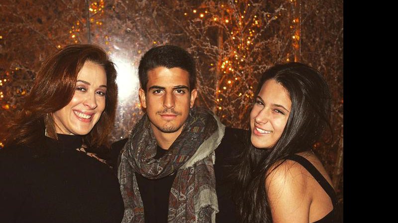 Enzo Celulari com a mãe, Cláudia Raia, e a irmã, Sophia - Foto: Reprodução/ Instagram
