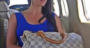 Graciele Lacerda posou em jatinho particular carregando uma Louis Vuitton avaliada em R$ 5 mil - Foto: Reprodução/ Instagram