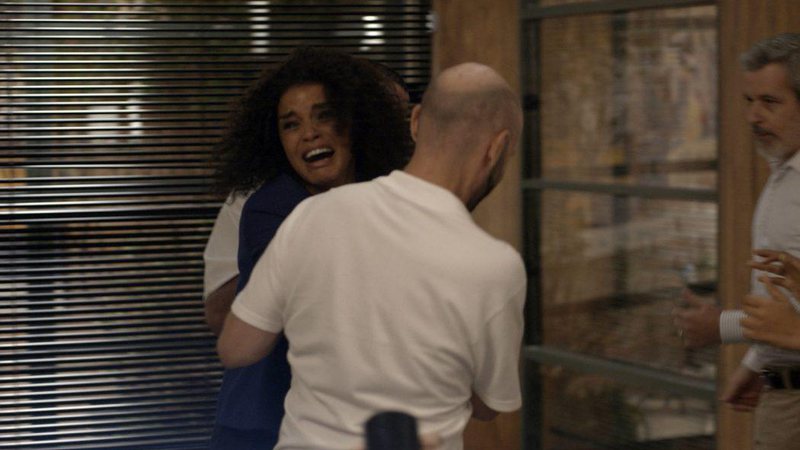 Nanda surta na gravadora e começa a tratar Gordo como se fosse seu marido - Foto: TV Globo