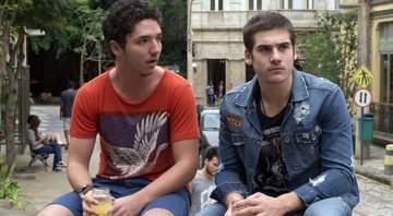 Tom avista Tiago e Yasmim conversando e conta para Zac - Foto: TV Globo