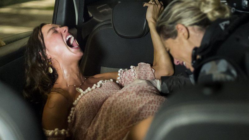 Jeiza (Paolla Oliveira) faz o parto de Ritinha (Isis Valverde) dentro de táxi durante um tiroteio - Foto: TV Globo/ Estevam Avellar