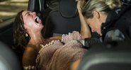 Jeiza (Paolla Oliveira) faz o parto de Ritinha (Isis Valverde) dentro de táxi durante um tiroteio - Foto: TV Globo/ Estevam Avellar