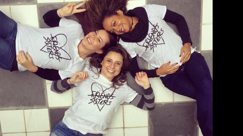 Fernanda Souza posa com as amigas Aretha Oliveira e Francis Cozta - Foto: Reprodução/ Instagram