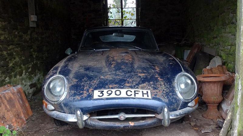 Jaguar E-Type abandonado em celeiro vai a leilão - Foto: H&H Auctioneers/ Divulgação