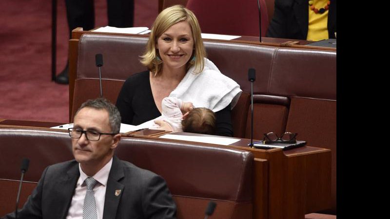 Larissa Waters é a primeira mulher a amamentar a filha no Parlamento australiano - Foto: Reprodução/ Twitter