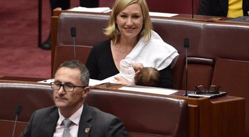 Larissa Waters é a primeira mulher a amamentar a filha no Parlamento australiano - Foto: Reprodução/ Twitter