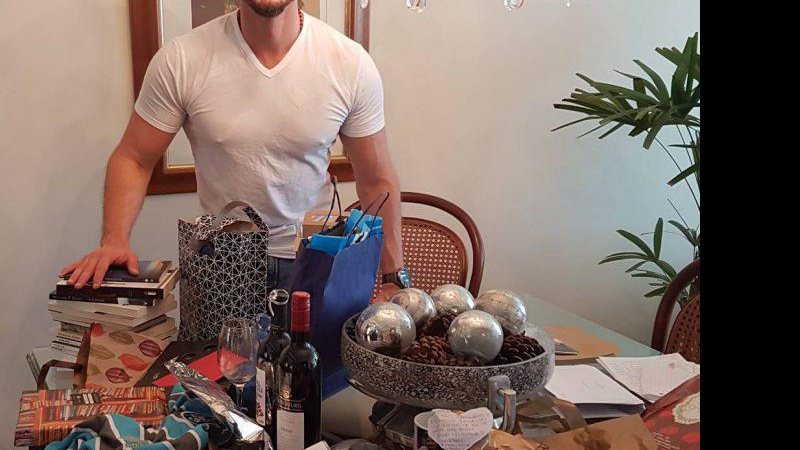 Marcos Harter exibe a mesa cheia de presentes enviados por fãs - Foto: Reprodução/ Instagram