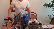 Marcos Harter exibe a mesa cheia de presentes enviados por fãs - Foto: Reprodução/ Instagram