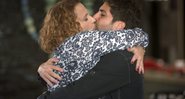 Diante da desconfiança de Léo Régis e Yasmin, Néia tasca beijão em Ramon - Foto: TV Globo