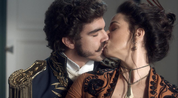Benedita (Larissa Bracher) joga o charme e Dom Pedro (Caio Castro) fica caidinho - Foto: TV Globo
