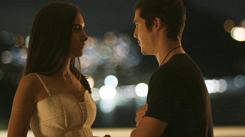 Zac e Yasmin se beijam apaixonadamente e voltam a namorar - Foto: TV Globo