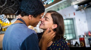 Keyla (Gabriela Medvedovski) e Tato (Matheus Abreu) dão o primeiro beijo - Foto: TV Globo/ Raquel Cunha