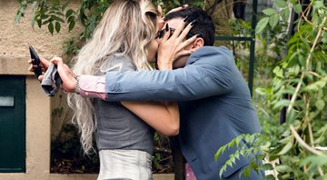 Davi é agarrado por Lilith após simpatia da calcinha - Foto: TV Globo/ Ramón Vasconcelos