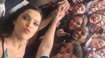 Emilly Araújo atraiu uma multidão para a frente da loja no centro de São Paulo - Foto: Reprodução/ Instagram