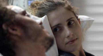 No hospital, Claudio se declara para Ivana e tasca um beijão na jogadora de vôlei - Foto: TV Globo