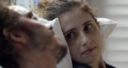 No hospital, Claudio se declara para Ivana e tasca um beijão na jogadora de vôlei - Foto: TV Globo