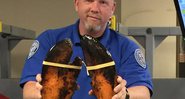 O agente Michael McCarthy posou com o crustáceo - Foto: Twitter/ TSAmedia_MikeM