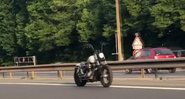 Motocicleta sem condutor deixou os franceses de cabelos em pé - Foto: Reprodução/ Facebook