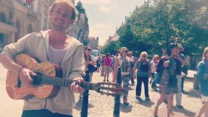Tom Felton toca violão nas ruas de Praga - Foto: Reprodução/ Instagram