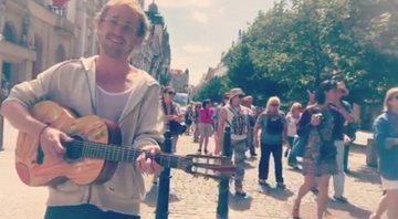 Tom Felton toca violão nas ruas de Praga - Foto: Reprodução/ Instagram