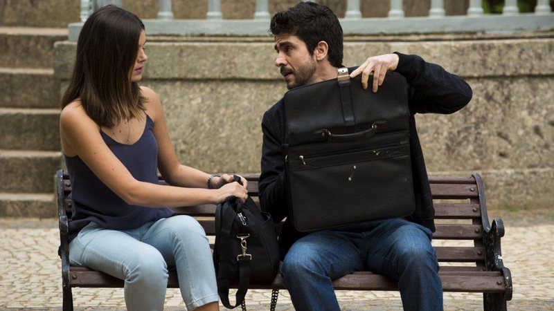 Luiza (Camila Queiroz) chega ao ponto marcado levando uma maleta de dinheiro - Foto: TV Globo/ César Alves