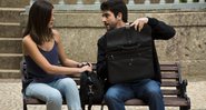 Luiza (Camila Queiroz) chega ao ponto marcado levando uma maleta de dinheiro - Foto: TV Globo/ César Alves