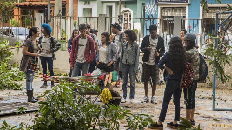Alunos fazem mutirão na escola Cora Coralina - Foto: TV Globo/ Rafael Campos