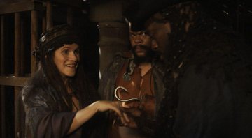Elvira é paparicada por Hassam e Jacinto no navio - Foto: TV Globo