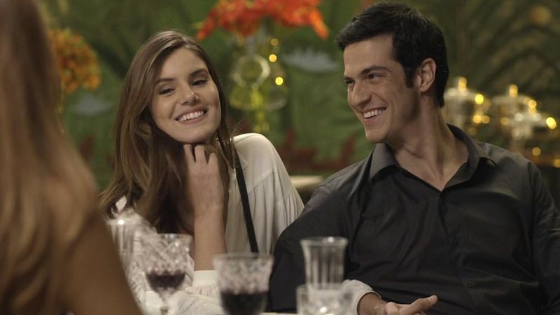 Luíza se junta a Eric e Ulla no jantar e frustra os planos de Maria Pia - Foto: TV Globo