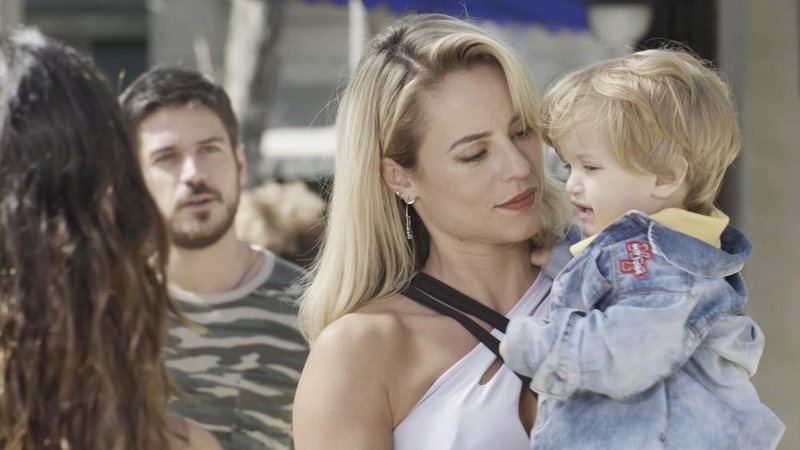 Zeca chega e percebe que Jeiza está com Ruyzinho no colo - Foto: TV Globo