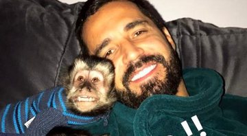 Latino e seu companheiro, o macaco Twelves - Foto: Reprodução/ Instagram