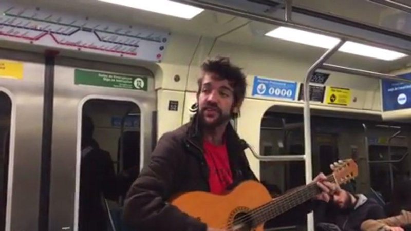 Sander Mecca, ex-vocalista do Twister, tocando violão no metrô de São Paulo - Foto: Reprodução/ Instagram