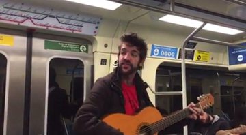 Sander Mecca, ex-vocalista do Twister, tocando violão no metrô de São Paulo - Foto: Reprodução/ Instagram