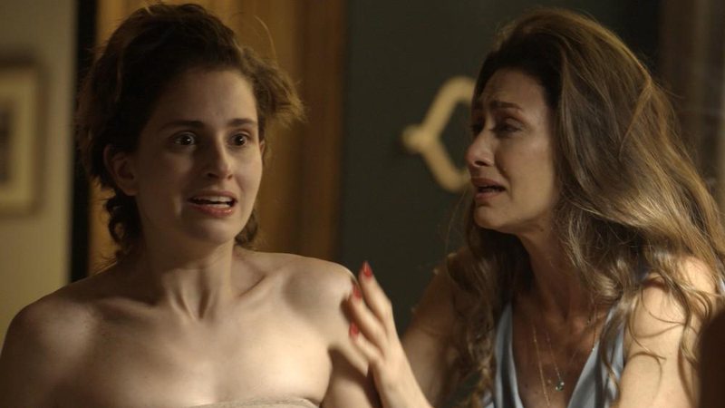 Joyce vê Ivana cortando o próprio cabelo e fica desesperada - Foto: TV Globo