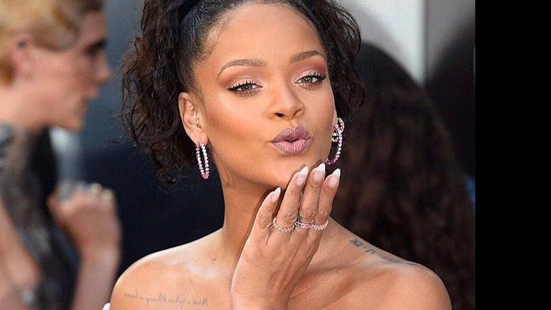 Rihanna aparece com duas unhas no dedão e fãs acusam a cantora de ter usado Photoshop - Foto: Reprodução/ Instagram