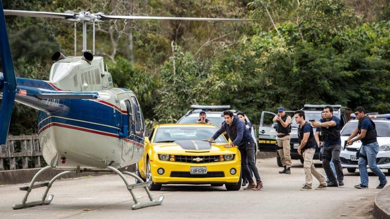 Agnaldo se entrega ao ser interceptado pelo helicóptero de Eric - Foto: TV Globo