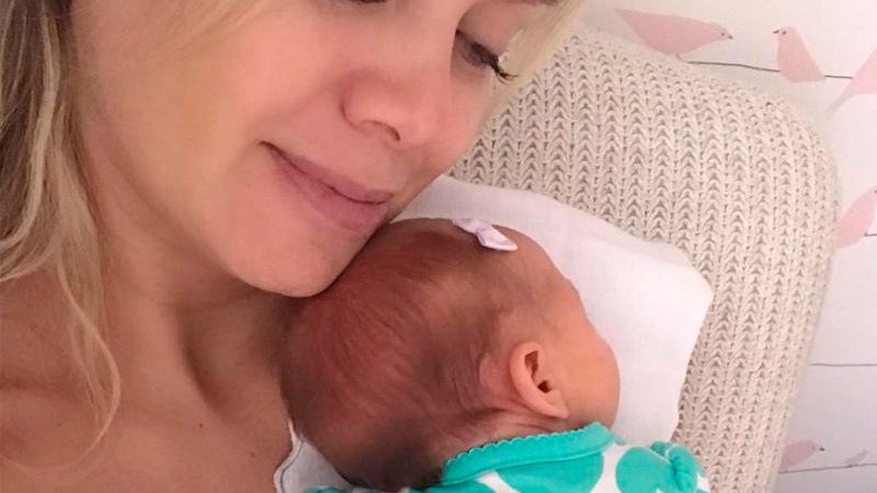Eliana posa com Manuela no colo e publica texto sobre maternidade - Foto: Reprodução/ Instagram