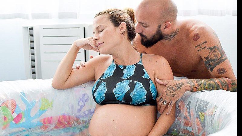 Maíra Charken com o marido, Renato Nunes, ainda em casa, tentando o parto natural - Foto: Reprodução/ Instagram@amandavargas.fotofilme