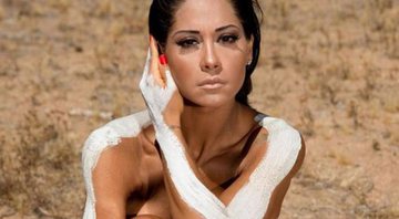 Imagem Mayra Cardi posa nua e recria ensaio de Kim Kardashian no deserto