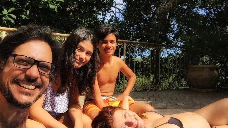 Lúcio Mauro Filho com os filhos, Bento e Luíza, e a mulher, Cíntia Oliveira - Foto: Reprodução/ Instagram