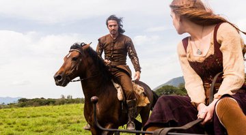 Amália perde o controle da carroça e desmaia. Afonso galopa em seu cavalo para salvá-la - Foto: TV Globo/ Tata Barreto