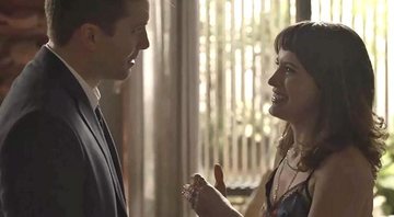 Clara e Patrick começam a se aproximar em O Outro Lado do Paraíso - Foto: TV Globo