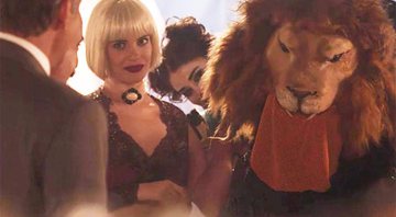 Madame Lucerne usa fantasia de leão para Jose´Augusto não reconhecê-la - Foto: TV Globo