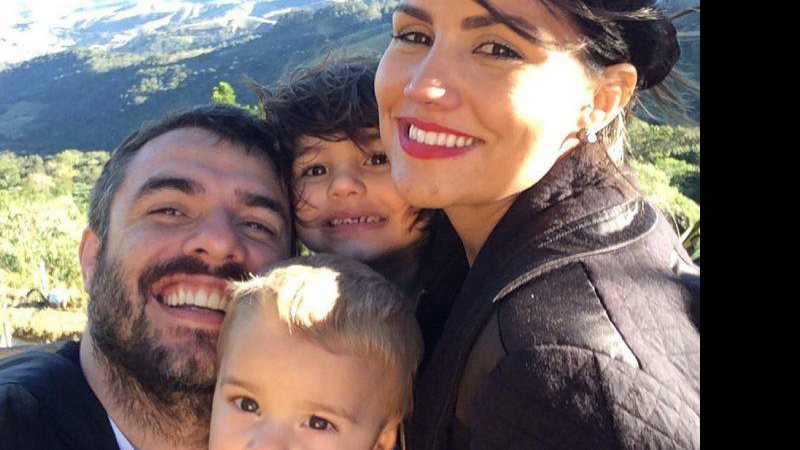 Mariana Felício com o marido, o ex-BBB Daniel Saulo, e os filhos, Anitta e Antônio - Foto: Reprodução/ Instagram